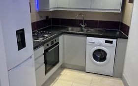 Cosy Serviced 1 Bedroom Apartment In London